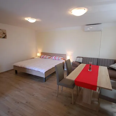 Bazdaric By El-pi Tours Apartmán *